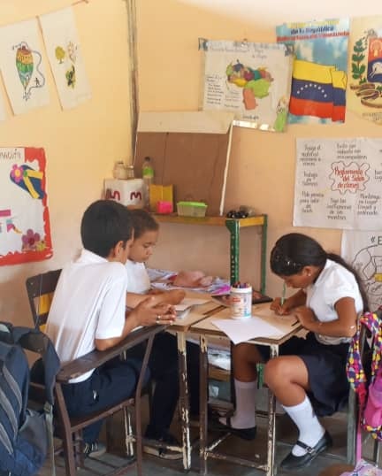 CDCESUCRE148191's tweet photo. #20May|| Escuela Simón Bolívar fortalece el valor de la amistad con estrategias de analisis grupal.
#TrujilloVanguardiaEducativa
#ConcienciaPatriótica 
@NicolasMaduro @_LaAvanzadora @cdcetrujillo https://t.co/mRY3VPspvF