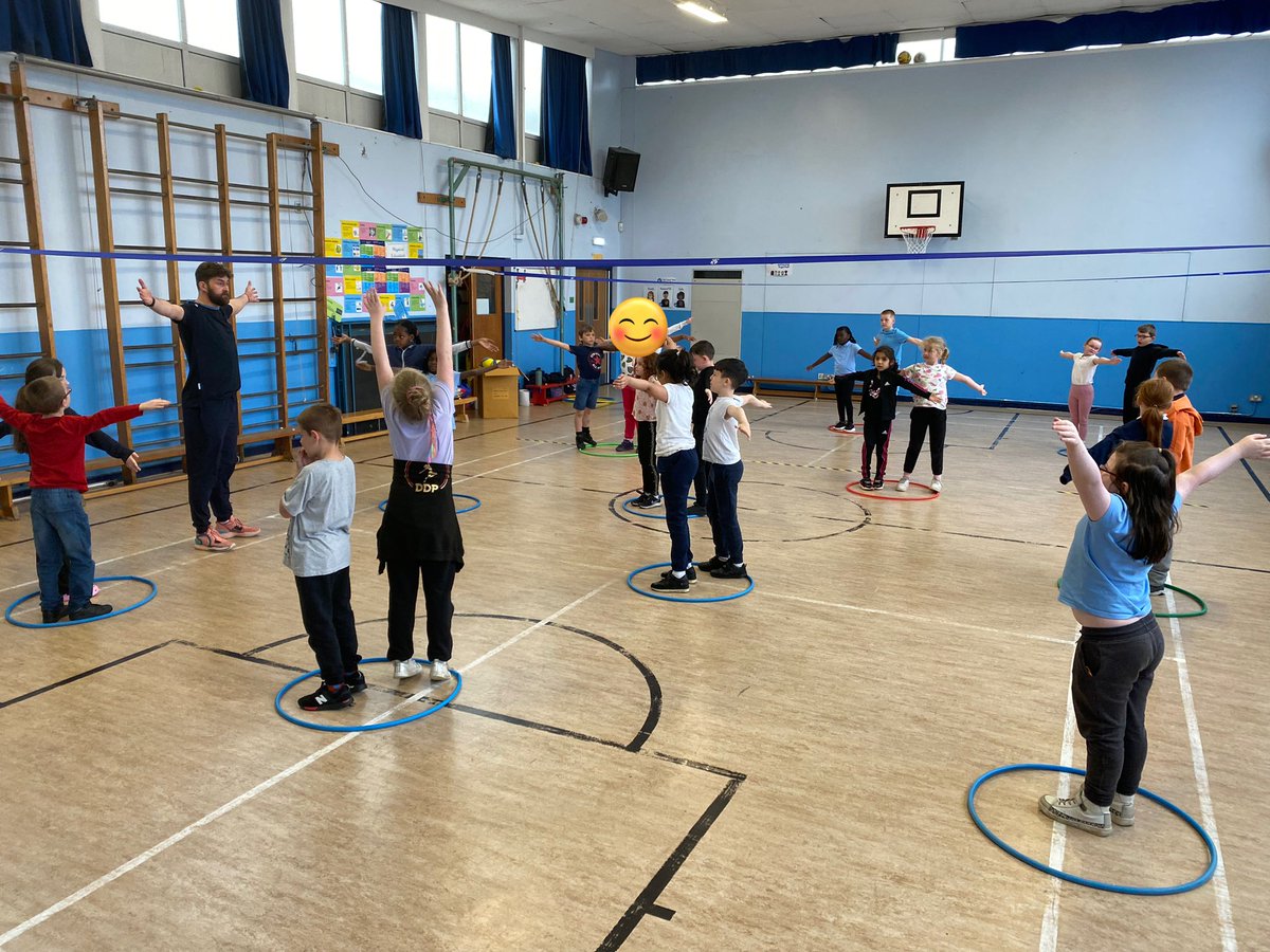 P4atCanalView's tweet photo. Day 4 of #HealthWeekCV started off with an exciting volleyball session with Danny @scottishvb π We had a super time learning lots of skills and working as partners and teams! πͺπΌ #OnlyatCanalView https://t.co/EahF0aJqv2