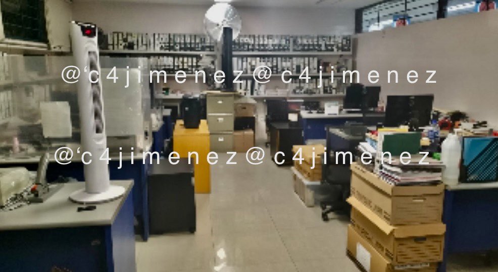 ASALTO ARMADO en OFICINAS de la @UNAM_MX Un hombre con una pistola entró a estas oficinas de la Facultad de Odontología. Amagó a 2 trabajadores y al jefe de Contabilidad y Presupuesto. Les robó el $ de 2 días de cierre de la Facultad, teléfonos, cadenas… @FiscaliaCDMX indaga