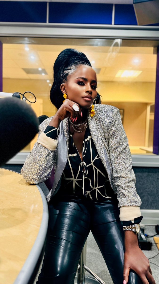 Nomina_Music's tweet photo. Missed the live interview? Check out this clip from my sit-down with #Phlyhoneymakesmoney on the #spotlight show on @Gabzfmnews  
——————-
#InterviewRecap #GabzFM #InterviewHighlights #PhlymoneyInterview #RadioInterview #SpotlightShow https://t.co/yKsz6LiL6E