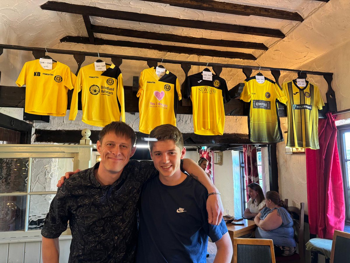 hellesdonfcdons's tweet image. More pics from yesterday's presentation 💛⚽️⚽️💛 #upthedons