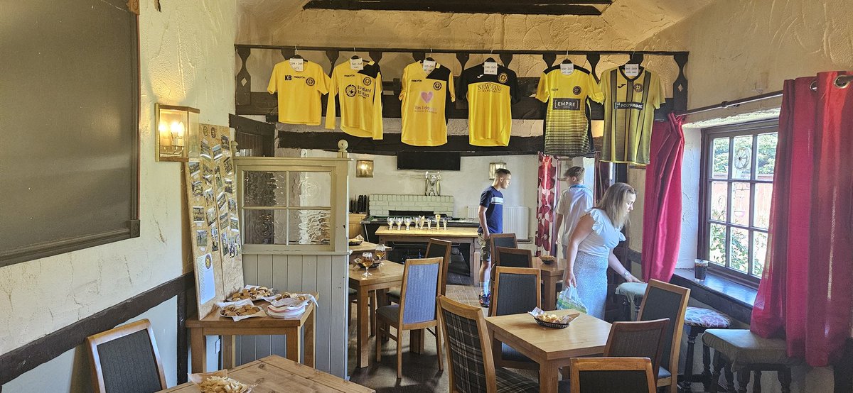 hellesdonfcdons's tweet image. More pics from yesterday's presentation 💛⚽️⚽️💛 #upthedons