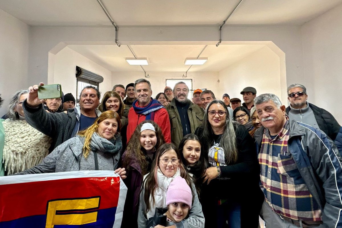 Estuvimos junto a Yamandú en el Comité Julio Castro de Melilla ✌🏽 Este fin de semana se lanzaron las barriadas del @Frente_Amplio, se realizaron cientos de actividades en barrios de todo el país, para lograr una gran elección interna. Contamos con el mejor medio de