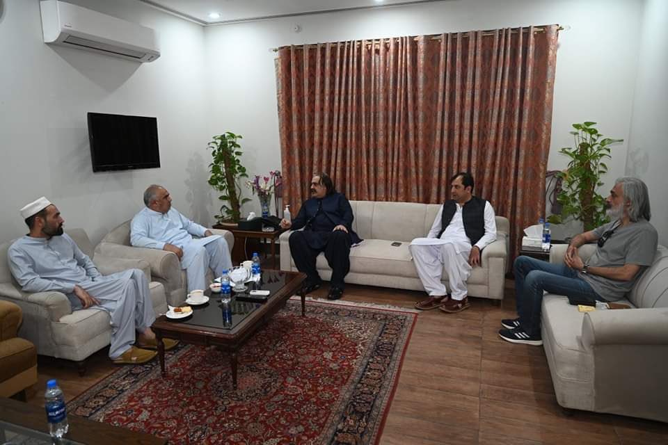 آج وزیر اعلی خیبر پختونخوا سے ملاقات کی ۔ملاقات میں خیبر پختونخوا میں جاری ناروا لوڈ شیڈنگ، پنجاب حکومت کی جانب سے خیبر پختونخوا کو گندم ترسیل روکنے کے اقدام ، وفاقی حکومت کی جانب سے سابق فاٹا اور پاٹا پر ٹیکسز کے نفاذ سمیت دیگر امور پر تفصیلی گفتگو ہوئی ۔ پاکستان تحریک انصاف کی