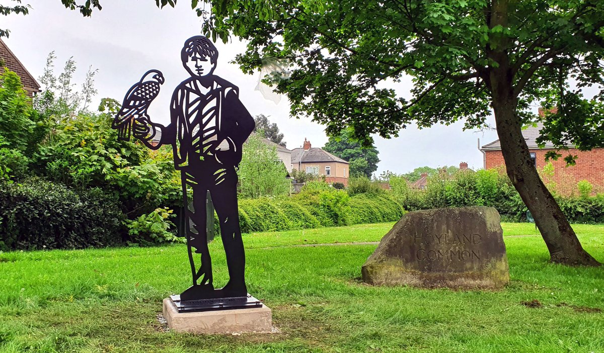 PM_studio's tweet image. My Billy and Kes sculpture got unveiled today in Barry Hines home village of Hoyland Common. It stands across from his former home which also features a blue plaque about him. 1/4