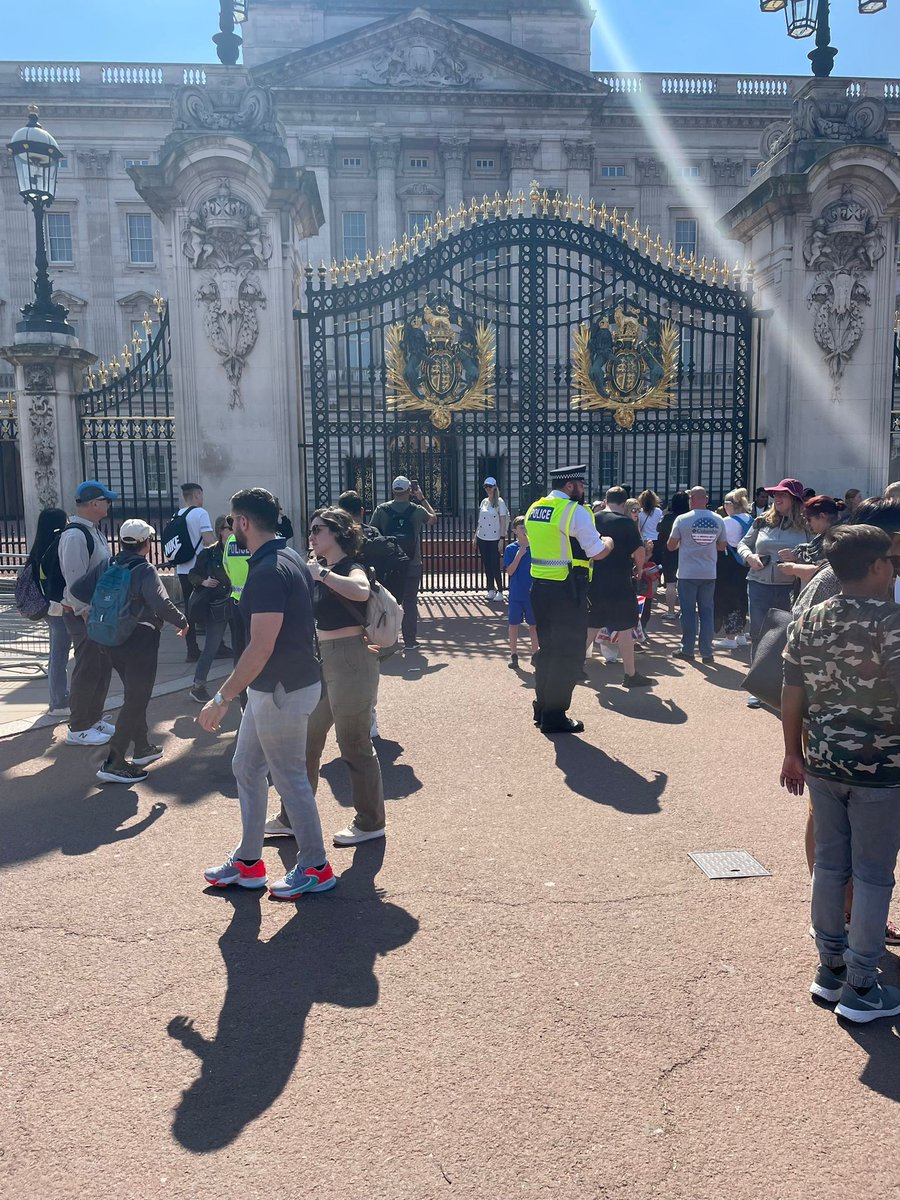 Our #ProjectServator patrols, can happen anywhere. Here we are near #BuckinghamPalace. We utilise uniform & plain clothes officers to disrupt a range of criminal activities. You can help to: Please report suspicious activity on 101 or 999 in an emergency