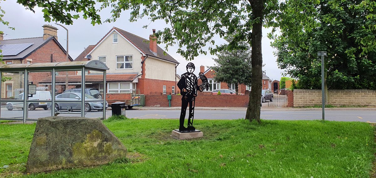 PM_studio's tweet image. My Billy and Kes sculpture got unveiled today in Barry Hines home village of Hoyland Common. It stands across from his former home which also features a blue plaque about him. 1/4