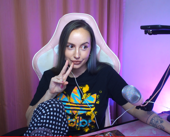 I'm live!- dont tell anybody 😀

We be doing the Yu-Gi-Oh! giveaway and unboxing

twitch.tv/gamertannie