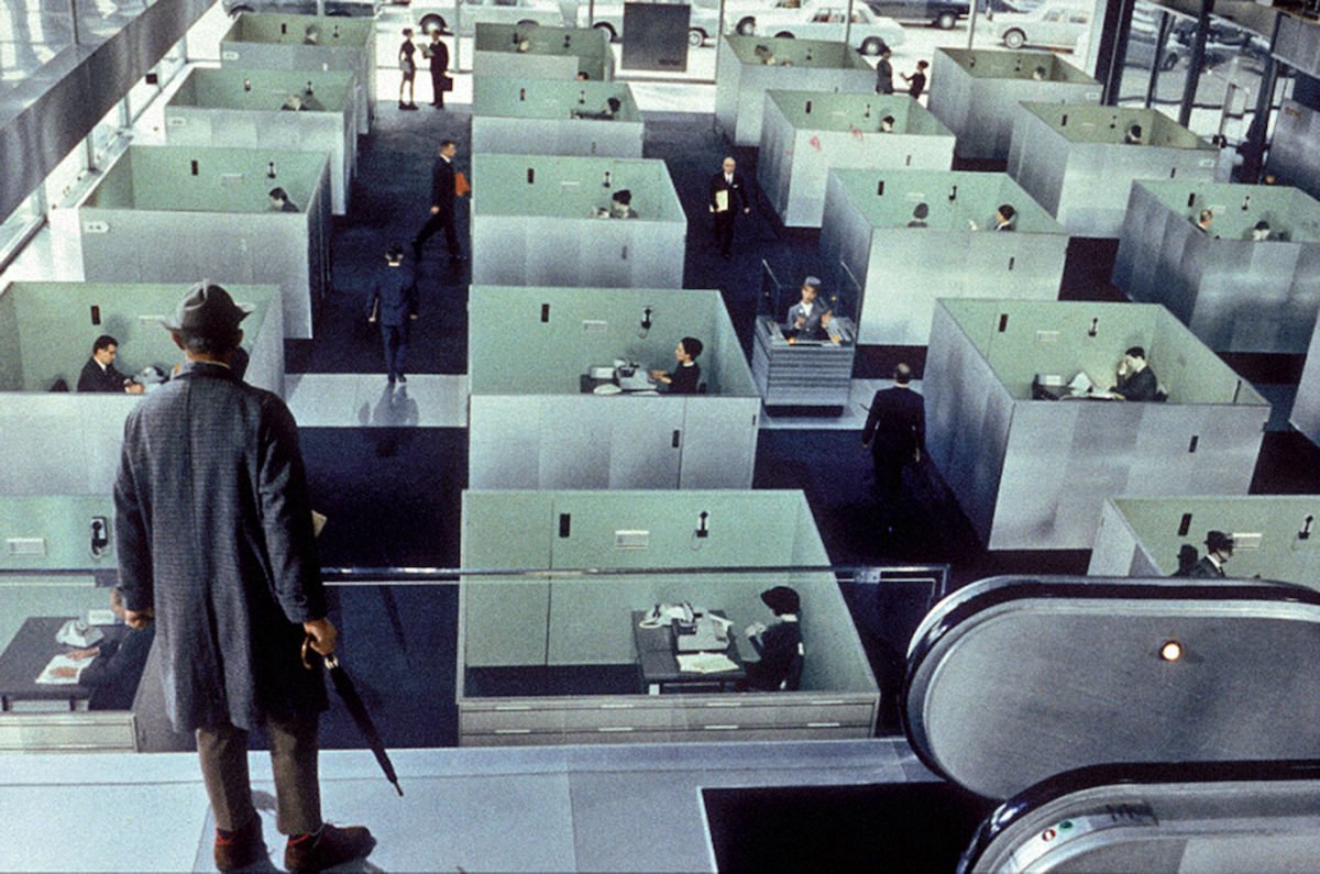 這個海報讓我聯想到 Jacques Tati 的電影 Playtime，還有 Kubrick 的 The Shining