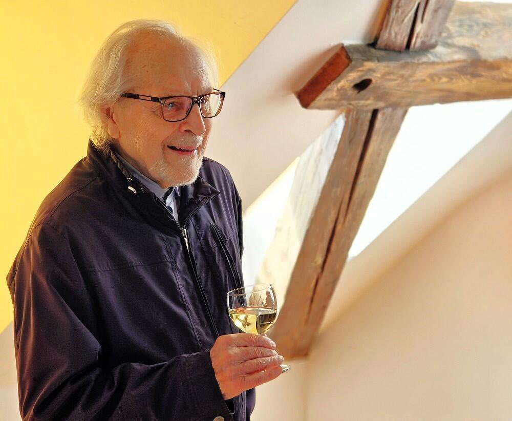 tf_jcu's tweet photo. Pan profesor Karel Skalický má dnes 90 let! Cítíme hrdost, že spojil vrchol své vědecké a pedagogické kariéry právě s naší fakultou. https://t.co/H06OxY9AWe