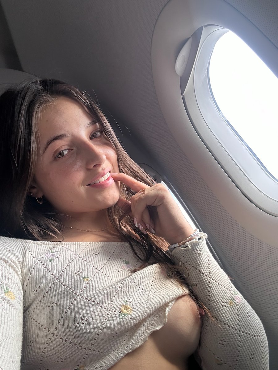 Gabibela_18's tweet photo. Have you ever had a flight buddy like this? 🙊✈️ https://t.co/aFwEu1f8st