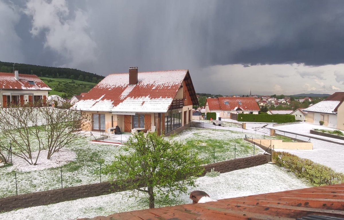 ⚡ Un orage de grêle a tapissé les sols de la commune d'Orchamps-Vennes dans le Doubs ce lundi après-midi ! (© Laurent Roussel)