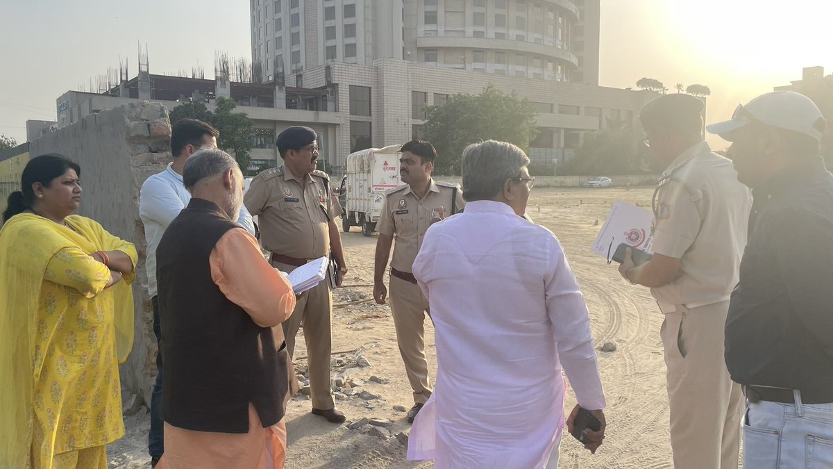 upadhyaysbjp's tweet photo. 22 मई को भारत के यशस्वी प्रधानमंत्री माननीय श्री @narendramodi जी दिल्ली की जनता का संबोधन द्वारिका से करेगें l विभिन्न व्यवस्थाओं की दृष्टि से  प्रदेश अध्यक्ष श्री @Virend_Sachdeva जी, संगठन महामंत्री श्री  @PavanRanaRSS जी  व अन्य प्रमुख कार्यकर्ताओं के साथ सभा स्थल का निरीक्षण व तैयारियों की समीक्षा की l

#LokSabhaElections2024  #PhirEkBarModiSarkar #AbkiBaar400Paar

@JPNadda 
@blsanthosh @BJP4India 
@BJP4Delhi @Virend_Sachdeva @PavanRanaRSS @OPDhankar