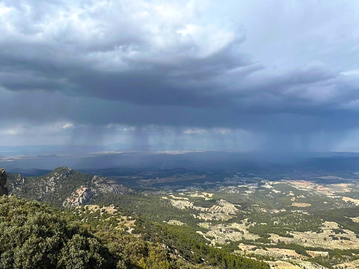 MeteOrihuela's tweet image. ¡Chubascos muy localizados en puntos del sureste de la #PenínsulaIbérica! Esta tarde (20/05/2024), cortinas de precipitación captadas desde el entorno de la Sierra del Cambrón, en el término municipal de #Mula (#Murcia). Imagen: Víctor Campoy.