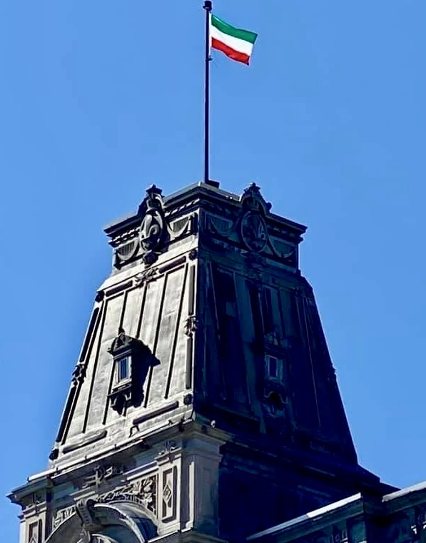 PaulPlamondon's tweet photo. Je tiens à souhaiter une très bonne Journée nationale des patriotes à toutes les Québécoises et à tous les Québécois!

Récemment, plusieurs m’ont reproché le simple fait de parler de notre histoire, de nommer à haute voix des faits historiques pourtant indéniables. Je crois, au contraire, que nous avons tout à gagner à la connaître davantage, à l’apprendre, à l’étudier. L’histoire nous permet de mieux comprendre le présent et d’avoir une perspective plus complète sur la société dans laquelle nous vivons aujourd’hui. Une compréhension de notre histoire commune est également source de citoyenneté partagée. Quand on parle des rébellions patriotes de 37-38, on parle d’évènements qui ont littéralement forgé le Québec d’aujourd’hui. La lutte des patriotes aura mené entre autres au gouvernement responsable quelques années plus tard, le pilier de notre système démocratique aujourd’hui. Elle aura aussi mené, plus tristement et en guise de représailles, au rapport Durham visant explicitement l’assimilation des Canadiens-français dans un Canada-Uni avec le Haut-Canada anglophone. Ce n’est que 27 ans après l’Acte d’Union qu’on nous imposera un nouveau régime, la « Confédération de 1867 », qui est celui toujours le fondement du Canada d’aujourd’hui. Les bases constitutionnelles et le système démocratique dans lequel nous vivons aujourd’hui sont donc la continuité des rébellions patriotes de 37-38, pour le meilleur, mais surtout pour le pire, soit la minorisation et la volonté d’assimilation de la différence francophones, et ce partout au Canada.

Les principes qui auront mené le Parti canadien, devenu Parti patriote, sont les mêmes qui guident le Parti Québécois aujourd’hui, 187 ans plus tard. Le Parti de Louis-Joseph Papineau avait comme objectif de fédérer l’opposition au régime colonial britannique de l’époque, de décoloniser la société bas-canadienne, d’assurer la souveraineté du peuple et de mettre en place des institutions républicaines. Si les mots et les concepts peuvent varier en près de 200 ans, les raisons fondamentales de la lutte du Parti canadien sont demeurées intactes. Ce sont ces mêmes raisons qui guident l’action du Parti Québécois encore aujourd’hui.

Il est donc impératif, pour tout peuple, de connaître son histoire, de l’enseigner correctement, de célébrer ses plus brillants exploits et de comprendre ses défaites ou ses moments plus sombres et controversés. Jamais il ne nous viendrait à l’esprit l’idée de reprocher aux Français de parler de la Révolution française, qui a pourtant eu lieu 48 ans avant les rébellions des patriotes au Bas-Canada. Ni aux Américains de fêter leur Déclaration d’indépendance, ces évènements ont pourtant eu lieu 61 ans avant les rébellions des patriotes. Même chose dans tous ces pays en Amérique latine, en Afrique et en Asie qui fêtent les moments importants qui ont mené à leur indépendance d’un régime colonial. Partout à travers la planète, on évoque des évènements historiques bien antérieurs à celui que nous fêtons aujourd’hui pour expliquer, comprendre et analyser le présent.

Ironiquement, souvenons-nous que la devise de notre peuple est « Je me souviens ». C’est dans cette optique que les gestes inacceptables et le silence radio incompréhensible de Desjardins sont venus ternir cette journée importante pour le Québec, j’y reviendrai plus tard aujourd’hui. Dans l’intervalle, je vous souhaite à tous de bien profiter de cette Journée nationale des patriotes. 💙