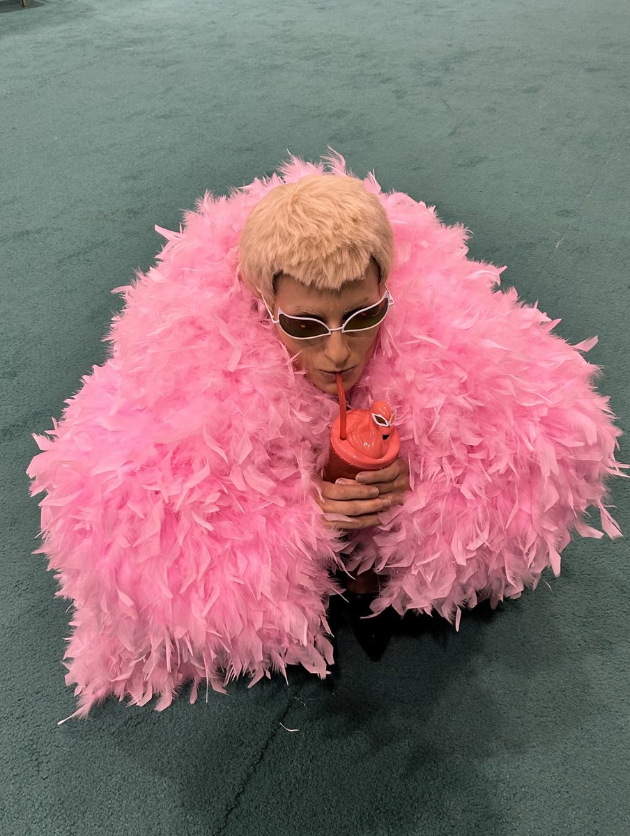 Person walking by: You look so cunty✨
Me: yes thank you