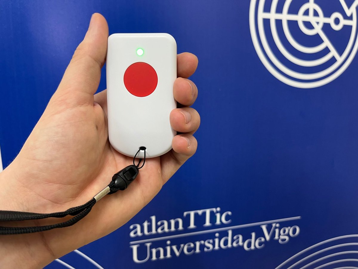 atlanTTic_uvigo's tweet photo. Usando a rede #LoRa, os aparatos permitirán localizar por GPS ás persoas maiores en zonas con pouca ou nula cobertura de telefonía móbil.
#PlanDeRecuperación #NexGenerationEU #UVigo #investigación #comunicacións #xeolocalización #rural #SomosCIGUS #HRS4R https://t.co/vte09UwTjL