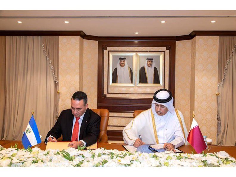 🇸🇻🫱🏻‍🫲🏼🇶🇦 EL SALVADOR Y QATAR FIRMAN MEMORANDO DE COOPERACIÓN ENTRE AMBAS FISCALÍAS 

El @FiscalGeneralSV, Rodolfo Delgado y el Fiscal General de Qatar, Dr. Issa bin Saad Al Jafali Al Nuaim han firmado memorando de cooperación entre ambas Fiscalías.

Esto con el objetivo de…
