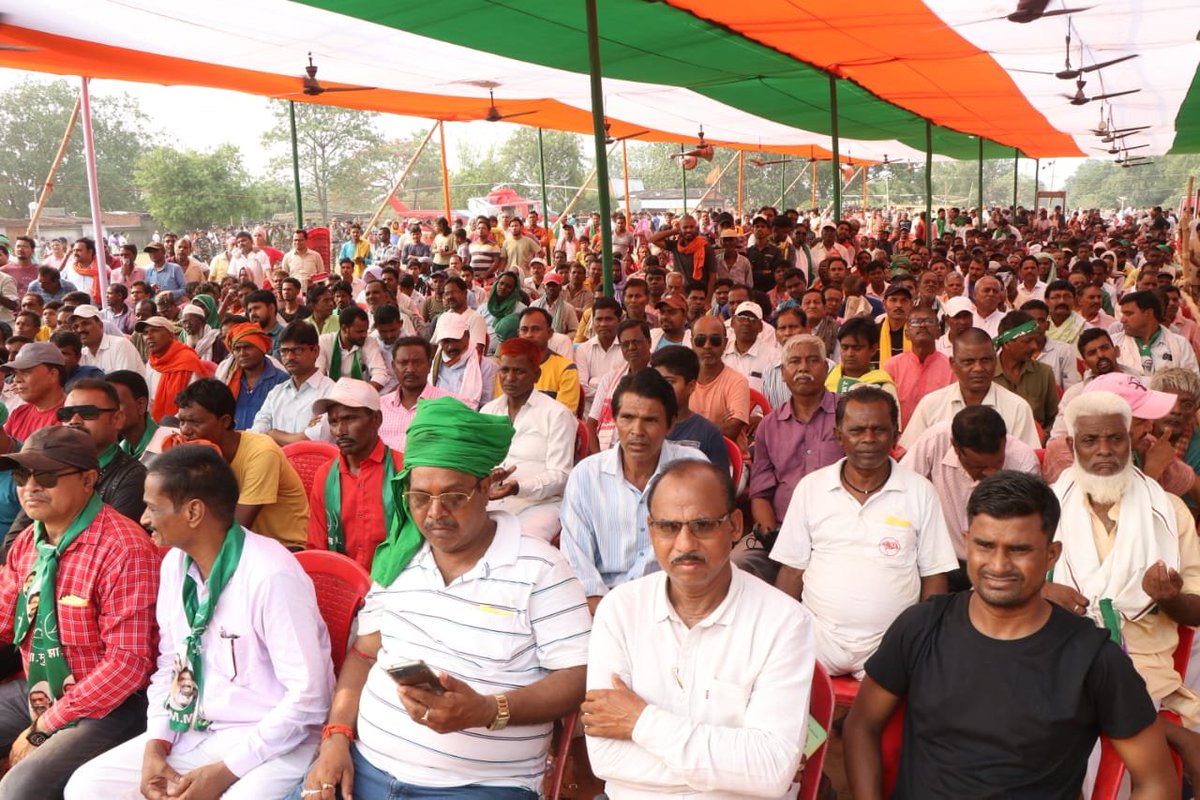 आज बोकारो के चंद्रपुरा में गिरिडीह लोकसभा क्षेत्र से प्रत्याशी श्री मथुरा प्रसाद महतो के पक्ष में आयोजित चुनावी जनसभा में शामिल हुआ। पूरे देश में इंडिया गठबंधन के पक्ष में लहर नहीं, बल्कि सुनामी चल रही है और आगामी 4 जून को देश में परिवर्तन तय है। झारखंड में हमारी सरकार ने पिछले