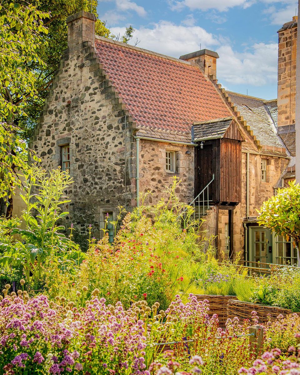 Beautiful spring day at the Physic Gardens. ☀️

📸 IG/paul_watt_photography
📍 Physic Garden, Abbey Strand, Palace of Holyroodhouse 

#EdinPhoto #ForeverEdinburgh