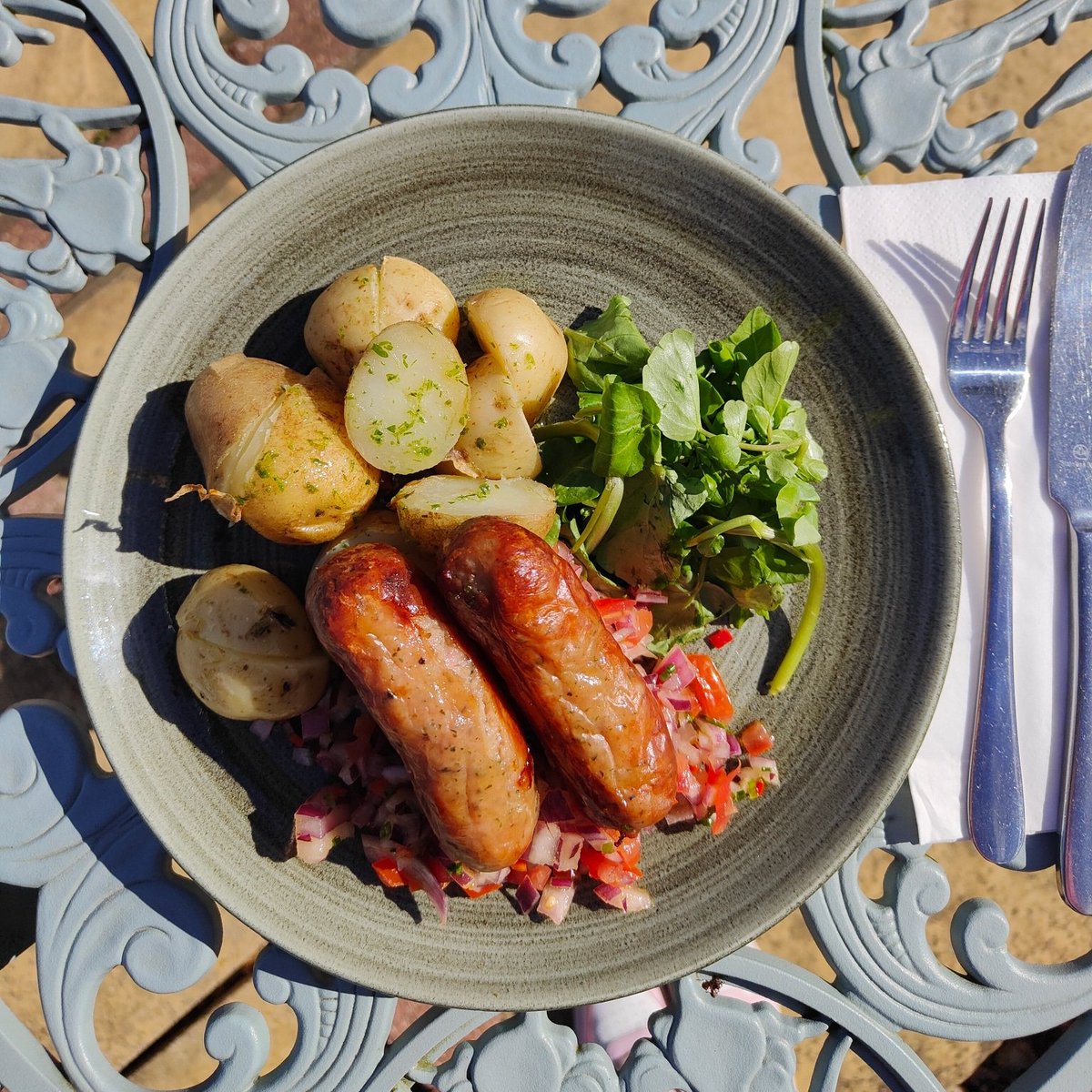 Our Cumberland sausages (which are gluten free!), new potatoes, apricot & chilli salsa, is the perfect dish for the weather we are having!

#Sausages #Food #Foodie #SummerAtYoungs #YounhsChefs #HampshireBlogger #HampshireFoodie #BasingstokeFoodie #BasingstokeBlogger