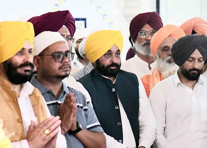 yespunjab's tweet photo. Never thought I would be paying tribute to Surjit Patar so soon: CM Mann https://t.co/99YHmb57SA
#Chandigarh #Punjab #CMBhagwantMann #PunjabiWriter #SurjitPatar #PatarSahib #YesPunjab https://t.co/9d7avBHxAP