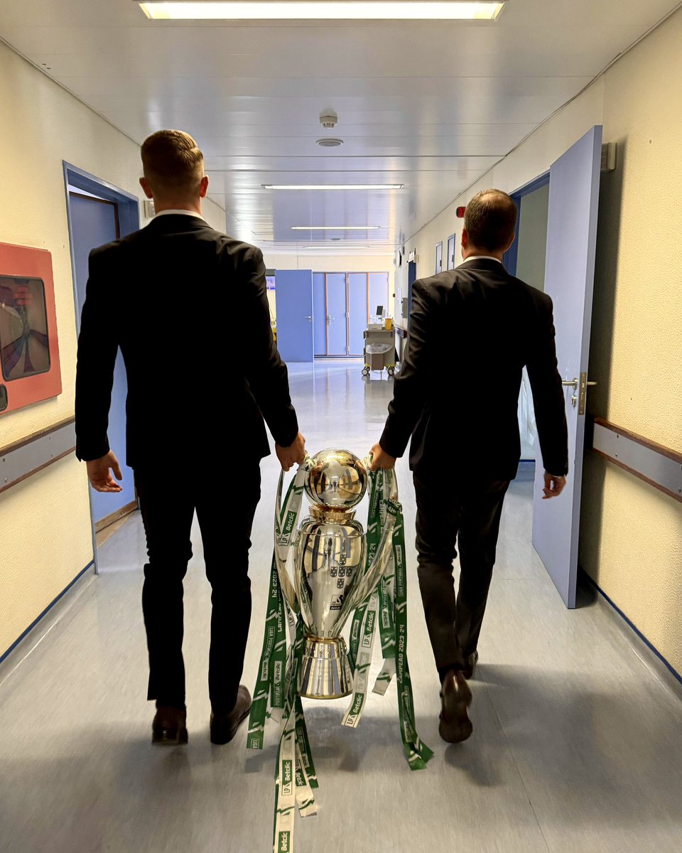 A nossa família 💚 O Presidente Frederico Varandas e o nosso @viktor_gyokeres foram visitar Manuel Fernandes ao hospital com a Taça de Campeão Nacional 23/24, antes da recepção na Câmara Municipal de Lisboa 🏆