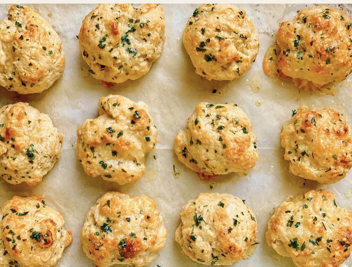 🦞Red Lobster Cheddar Bay Biscuits 👉The most important rule of making biscuits is to not over mix the dough. FOR THE BISCUITS: 4 ounces sharp white cheddar cheese (about 1 cup shredded) 8 tablespoons (1 stick) unsalted butter 3/4 cup buttermilk 2 cups all-purpose flours 1