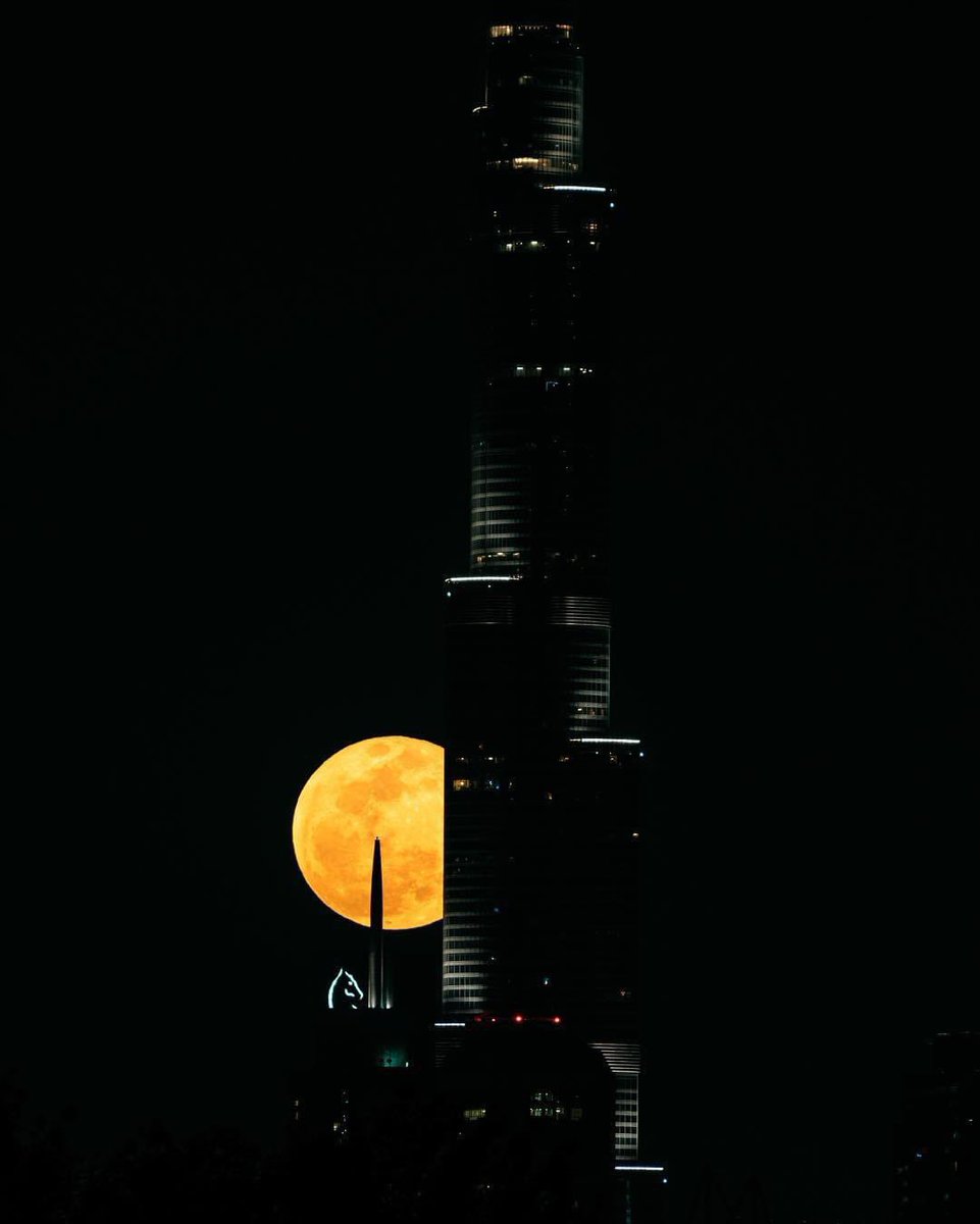 Super moon 😍🥰 Burj Khalifa 📸: 🇦🇪 #Irán