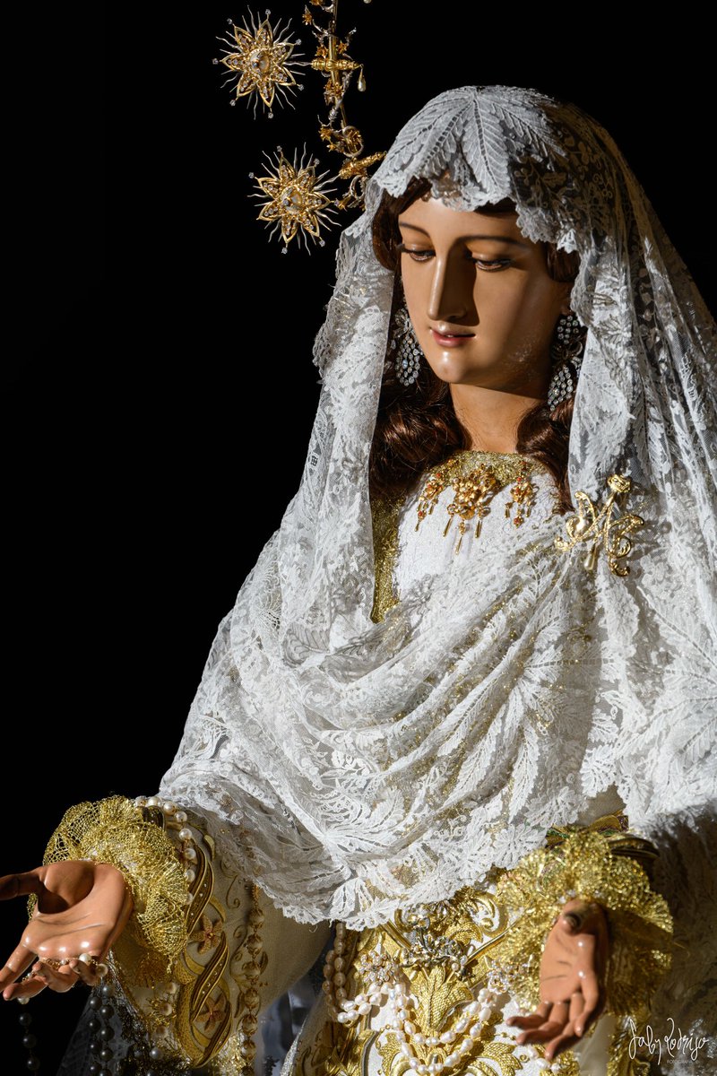 ⚜️ Continúa el devoto Besmanos a la Virgen del Rocío. ▫️ Hasta las 21h en San Lázaro. 📸 @gabyrodrigo #CofradíasMLG