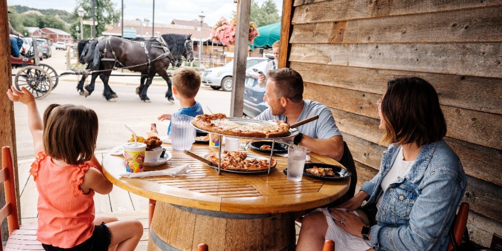 NorthDakota's tweet photo. Celebrate #NationalTravelAndTourismWeek by discovering the beauty of our legendary North Dakota. 🌅 

Uncrowded outdoor adventures, breathtaking views, charming communities, and endless family-friendly experiences await. 👇 
https://t.co/mkaGTEl1JW https://t.co/7cwofM485B