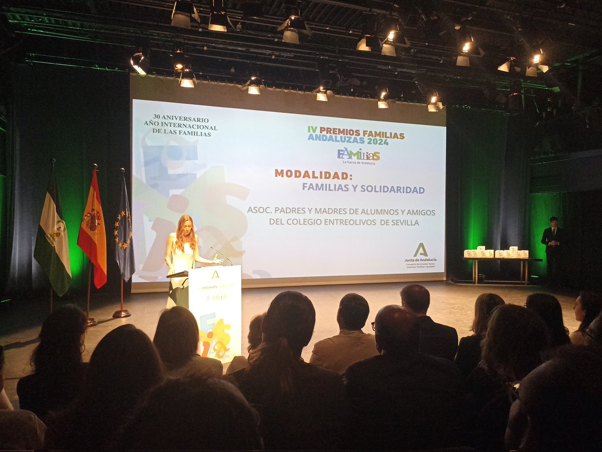 Presentes hoy en la entrega de IV Premios Familias Andaluzas por parte de la <a href="/IgualdadAND/">Inclusión Social, Juventud, Familias e Igualdad</a> y <a href="/loleslopez/">Loles López</a> . Enhorabuena a todas las personas y entidades reconocidas. #FamiliasAndaluzas