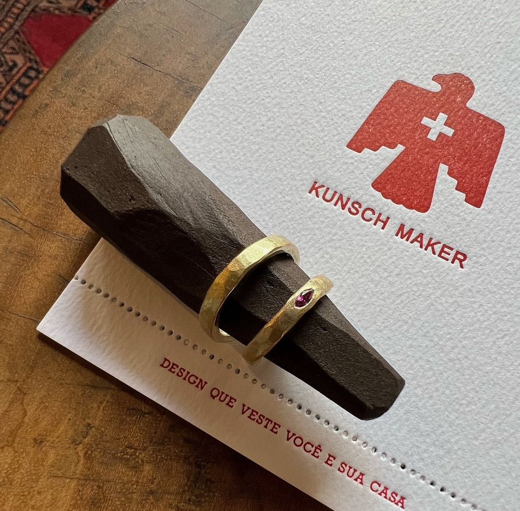PortalGavassi's tweet photo. 🚨CURIOSIDADE: As alianças de noivado de Manu Gavassi e Jullio Reis foram feitas por Jullio, em uma “tarde do fazer” no ateliê Künsch Maker.

Ele pensa em tudo mesmo! 🥰 https://t.co/XvWZOT27rA