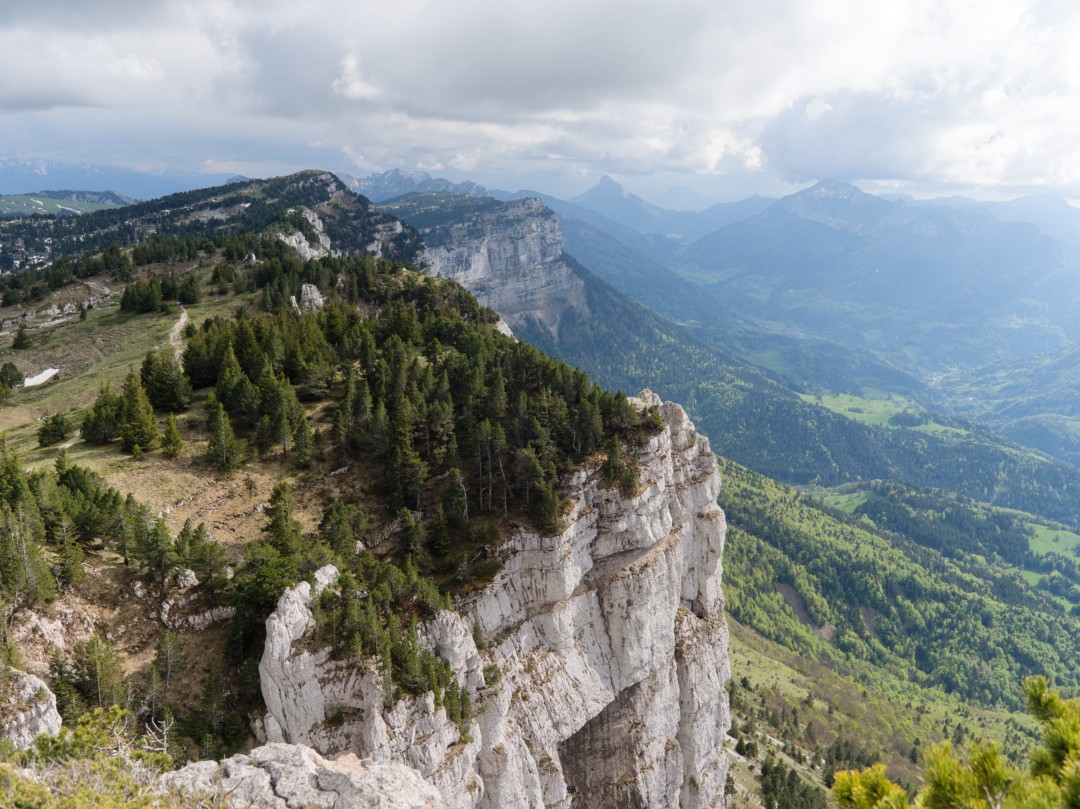 Rando en décalé à heure tardive au mont Granier pour profiter des sentiers seuls. La contrepartie est de terminer sous une averse orageuse.
Le panorama est l'un des plus beaux de Chartreuse, toujours un régal !