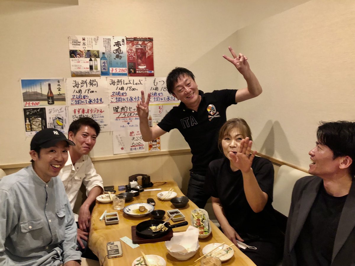 aktombo's tweet photo. FM福岡
午前１時の向こう側の
皆さんと
午前１時まで
その後めんくいやさんポコペポで
米岡誠一さんと
久々種火に火が着きました！ https://t.co/94gRPa7orZ