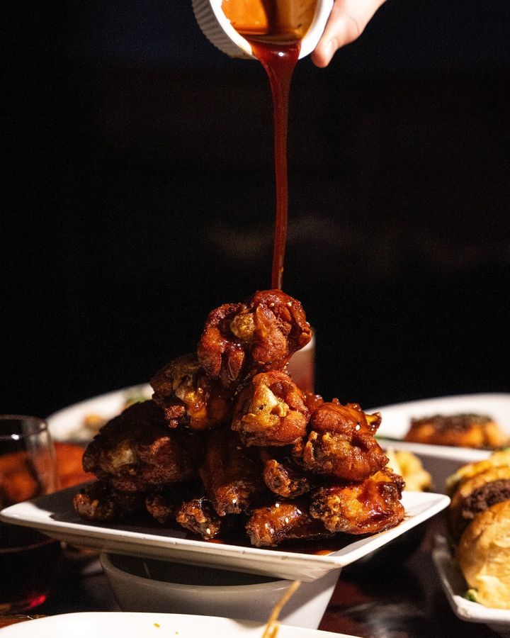 Case on the Mondays? We're coming in clutch with your perfect wing-fix 🍗
.
📍 940 Roosevelt Rd, Glen Ellyn, IL
📞 (630) 942-0940
💻 Ellyns.com
.
.
.
#mondaymood #wings #wingingit #sauceboss #sauceitup #ellynstapgrill #eatlocal