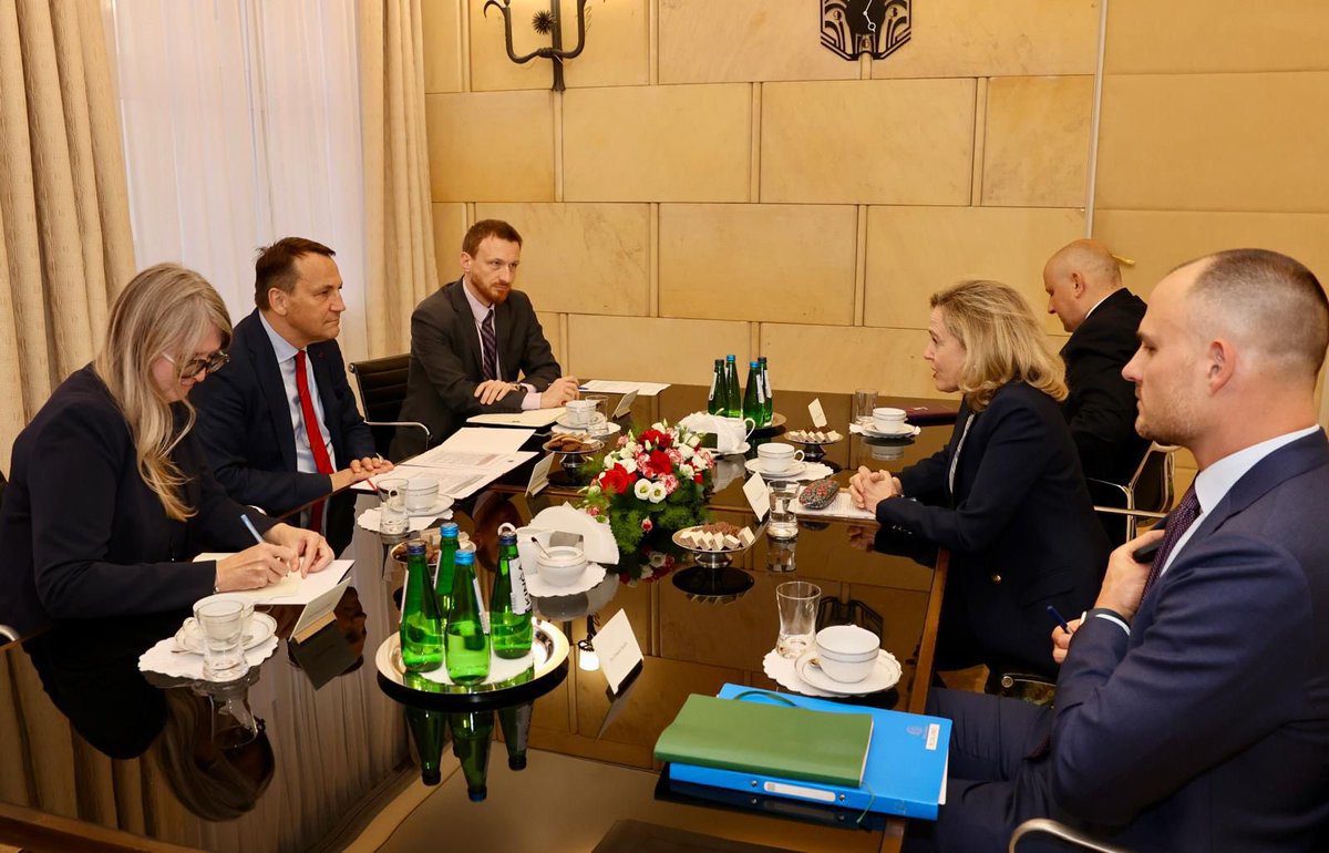 🇪🇺🇵🇱 Very good meeting with @PolandMFA Minister @sikorskiradek on EU foreign policy priorities The @EIB Group is committed to supporting Ukraine, helping enlargement process and the #GlobalGateway agenda enshrining Europe’s contribution to global peace, stability and prosperity.