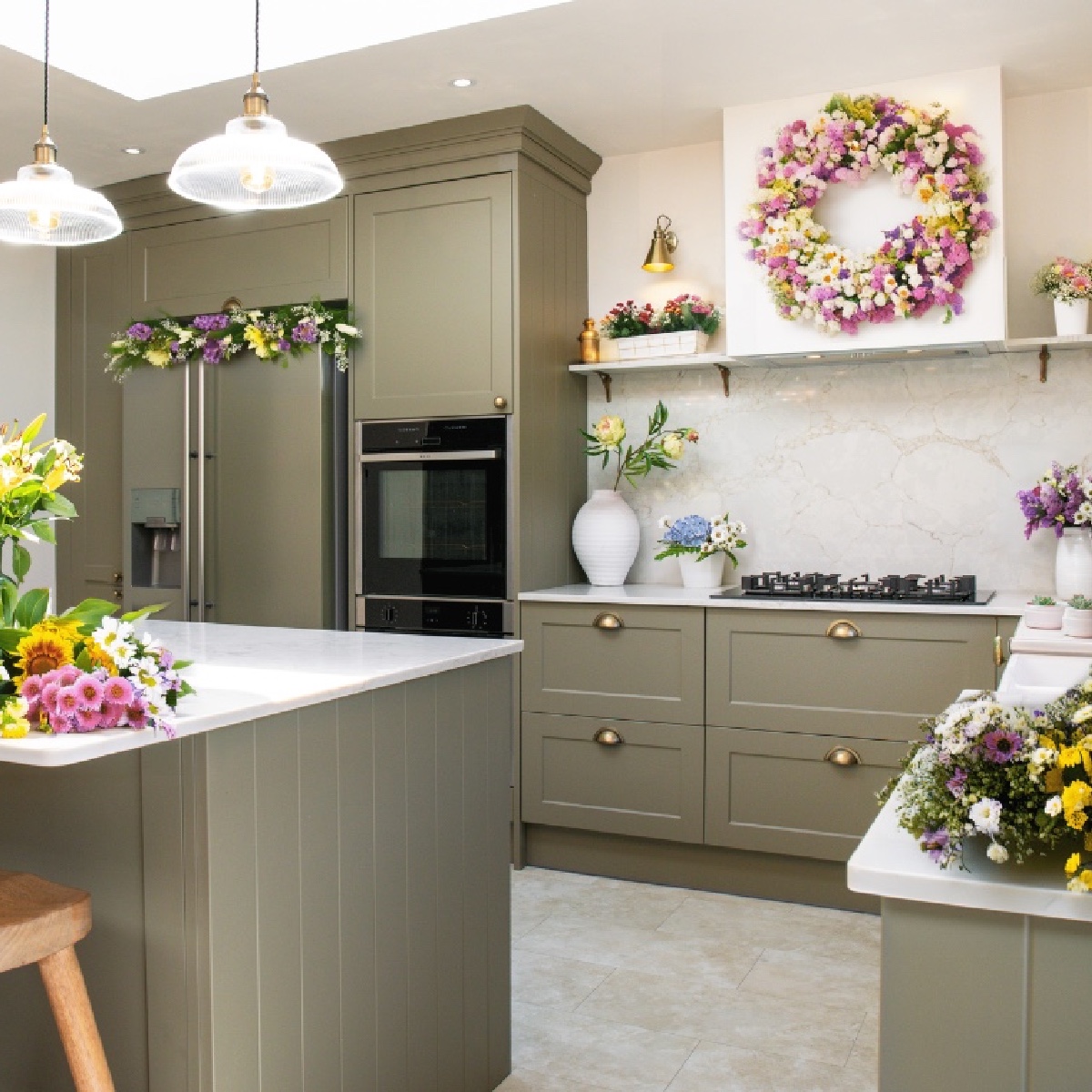 It's the season of bloom and the Chelsea Flower Show is creeping its way into this Shaker Chelsea kitchen ready for its annual return tomorrow 💐 #WrenKitchens #ShakerChelsea #ShakerStyle #FlowerPower #TableScapes #ChelseaFlowerShow #InteriorDesign #KitchenStyle #CFS2024