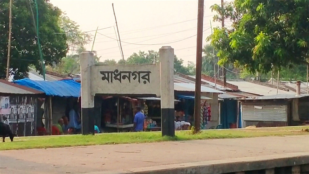 কানে হেডফোন দিয়ে হাঁটছিল স্কুলছাত্র, ট্রেনের ধাক্কায় মৃত্যু