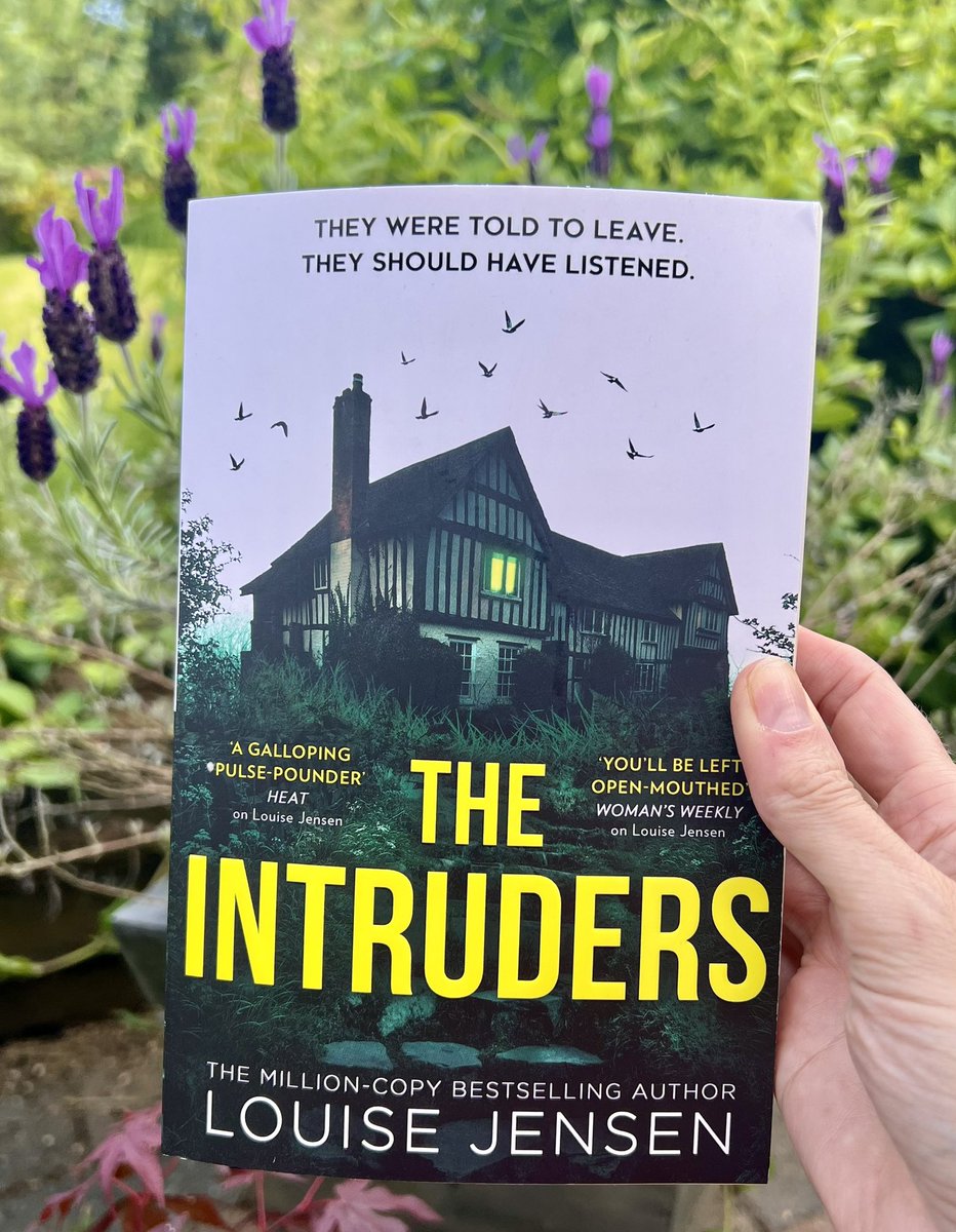 So VERY grateful 'The Intruders' is in its 3rd week in the top 100! Download for 99p amzn.eu/d/cPVyWWu 'This has to be the best book I've read in a long time. Captivating story, unexpected twists are everywhere. Absolutely brilliant’ Reader review ⭐⭐⭐⭐⭐