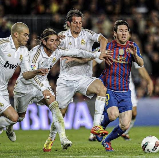 LSPN__FC_12's tweet photo. Some of Lionel Messi's unbelievable and greatest dribbles ever. 

A Thread https://t.co/agFw3mosLJ
