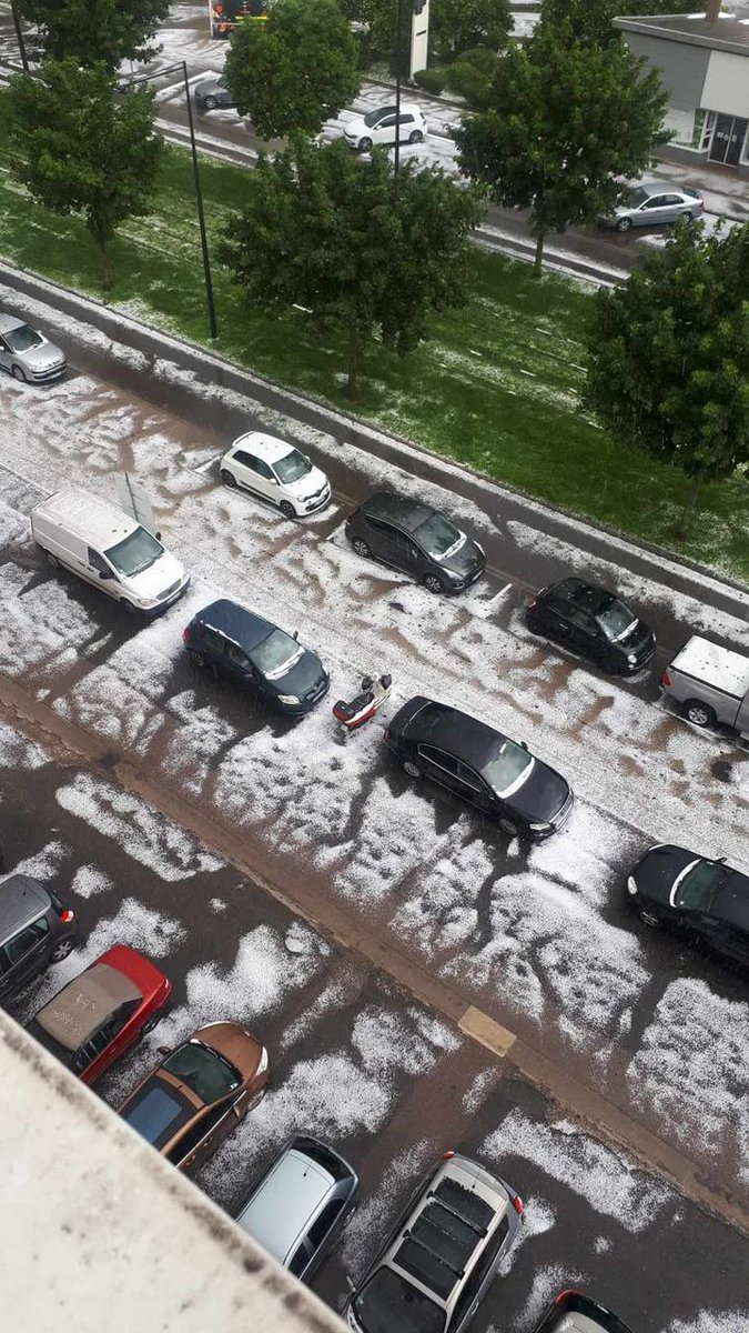 ⛈️ Des photos impressionnantes nous parviennent de nos internautes : Dijon s'est retrouvé sous un manteau blanc avec cet orage de grêle !