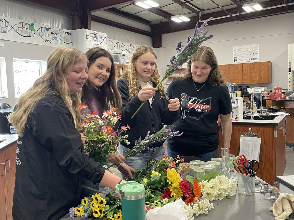 SandersGISA's tweet image. Thank you Josie @FFA_GISA for demonstrating skills you learned at local florist shop with the Junior Class Officer Team on how to make floral arrangements for fair! Teamwork Makes the Dream Work