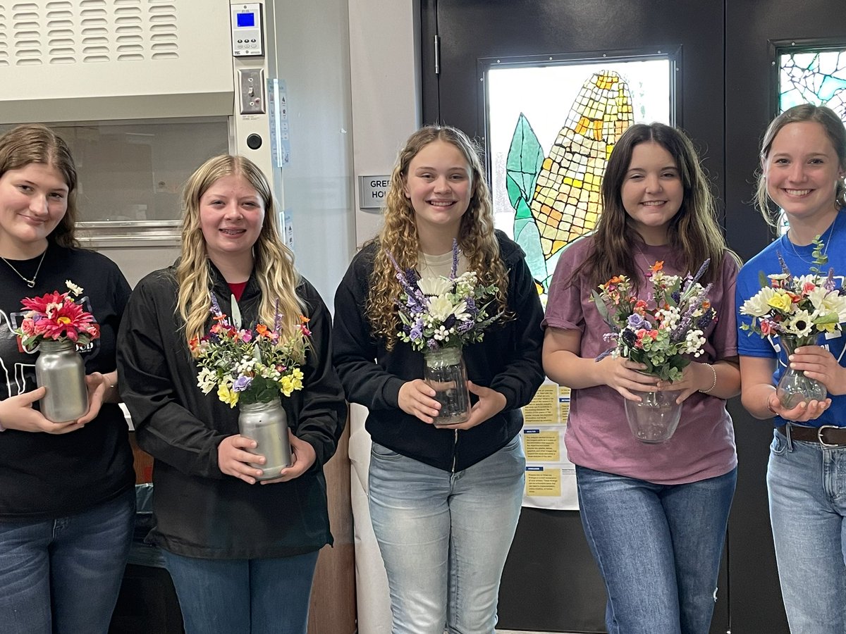 SandersGISA's tweet image. Thank you Josie @FFA_GISA for demonstrating skills you learned at local florist shop with the Junior Class Officer Team on how to make floral arrangements for fair! Teamwork Makes the Dream Work