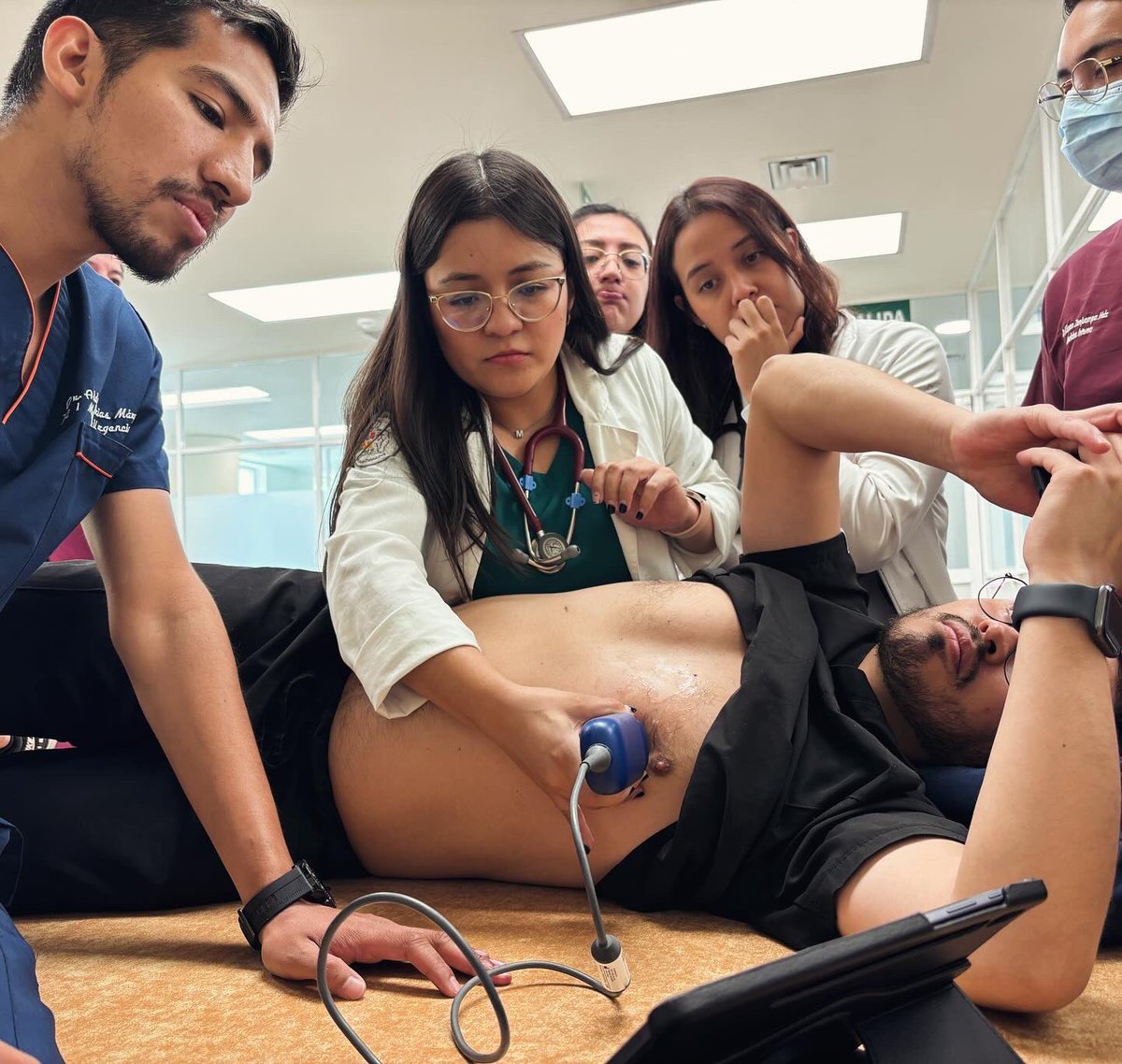 Con #Kosmos los #Residentes de #Urgencias #MedInt #Geriatria #UrgNefro #ServSpc revisamos🫀Modo M. Aprovechando #IA para identificación de estructuras y el apoyo para mejora de ventanas. Y ustedes ¿Cómo ayudan a aprender #POCUS a sus becarios? #HGT <a href="/kosmos_echonous/">Kosmos by EchoNous</a> <a href="/KosmosLatAm/">Kosmos LATAM by EchoNous</a>