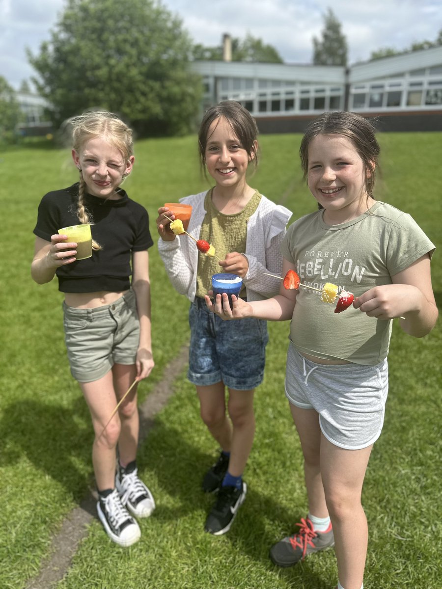 NewfoldYear5's tweet photo. We’ve had an amazing day as explorers! 🧭 We have taken part in an orienteering task, feely box challenge, tasted bugs and made our own fruit kebabs 🍓🍍🍌#explorerday #outdooradventures https://t.co/uoqiJFxbg6