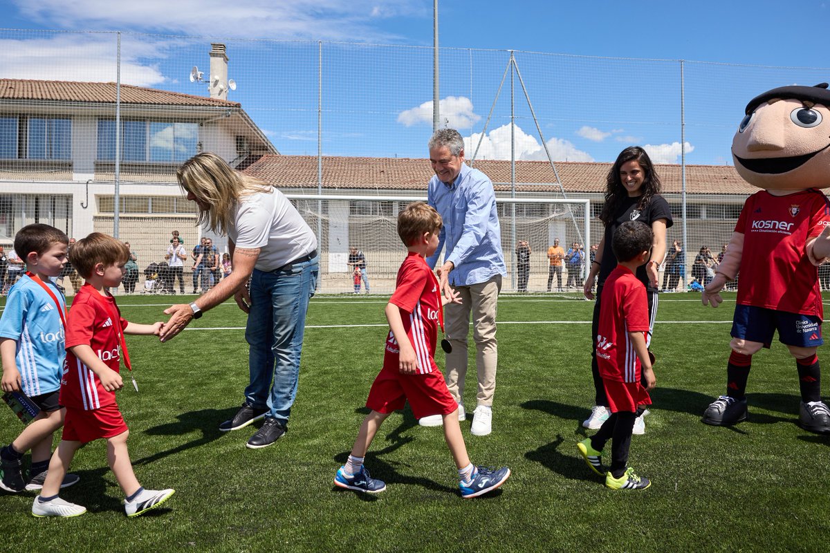 Osasuna's tweet photo. El pasado sábado más de 1.700 niños y niñas se reunieron en Tajonar en la fiesta de las Escuelas de Fútbol de #Osasuna de la Fundación del club.  

😁👏 ¡Qué bien lo pasamos! https://t.co/ZAFxp9puD2