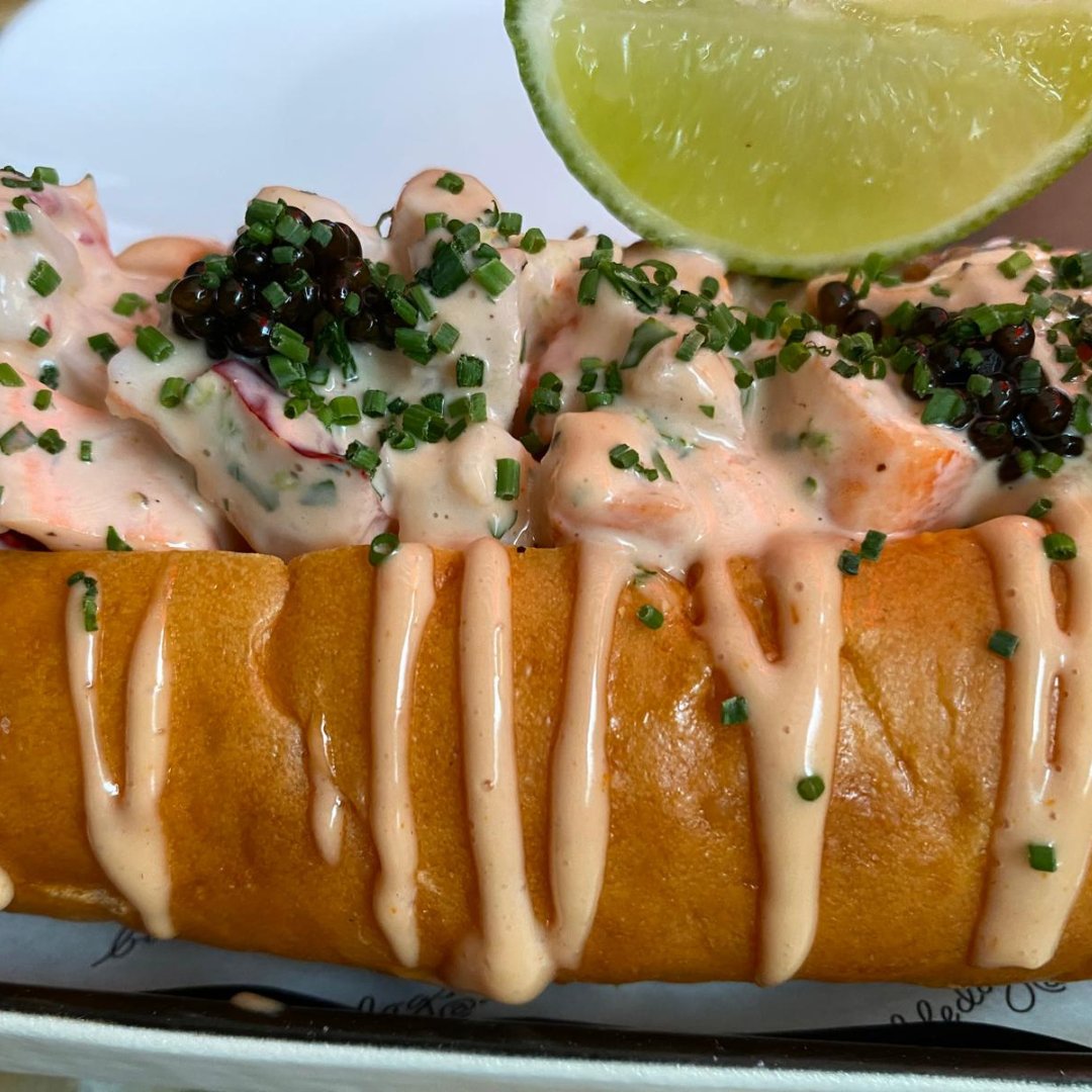 RosemaryShrager's tweet photo. The best Hot Dogs at 45 Park Lane, this must-try pop-up is back at Park Lane.
We tried the Lobster hot dog and the truffle hot dog. Both were absolutely delicious!

#Bubbledogs #ParkLaneHotDogs #PopUpEats #LobsterHotDog #TruffleHotDog #FoodieFinds #GourmetEats #LondonEats https://t.co/TarIYuaeKE
