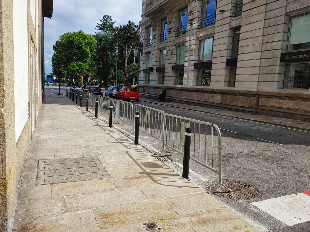 #Coruña - Nuevos bolardos en la calle Santa Catalina.