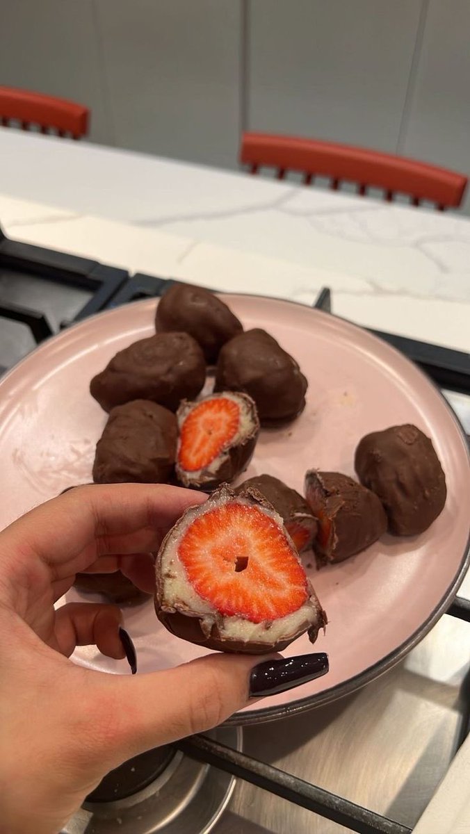 food_porn17's tweet photo. BOMBOM DE MORANGO https://t.co/yAi9KggZsK
